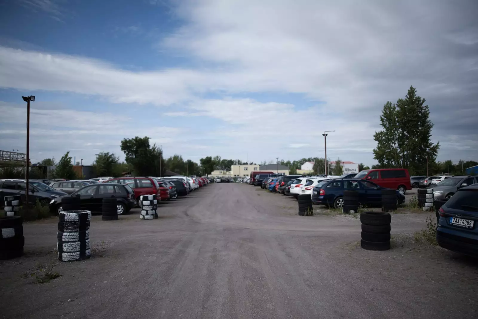 Parkovací místa a vozy na parkoviště