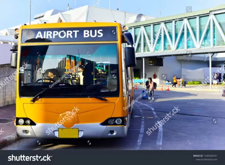 Žlutý autobus Airport Bus před terminálem letiště